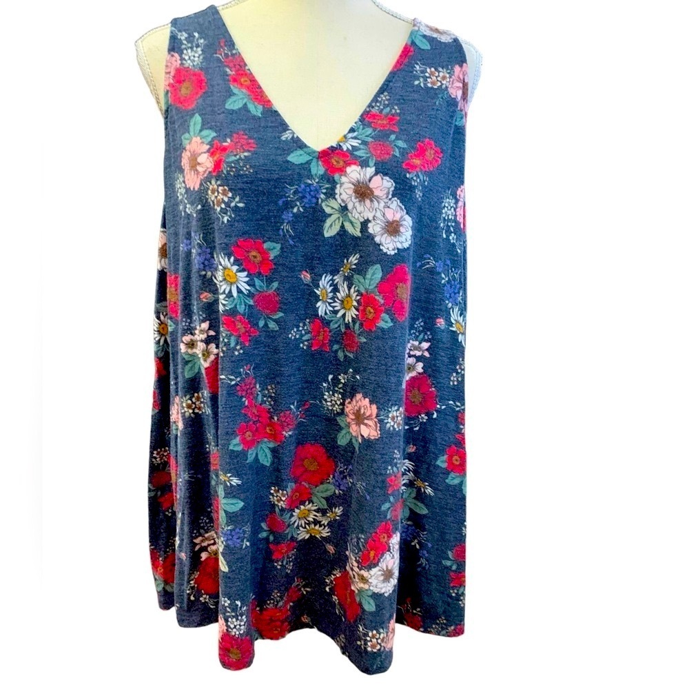Torrid, Gray Floral Top. Slit up the back - Picture 3 of 4